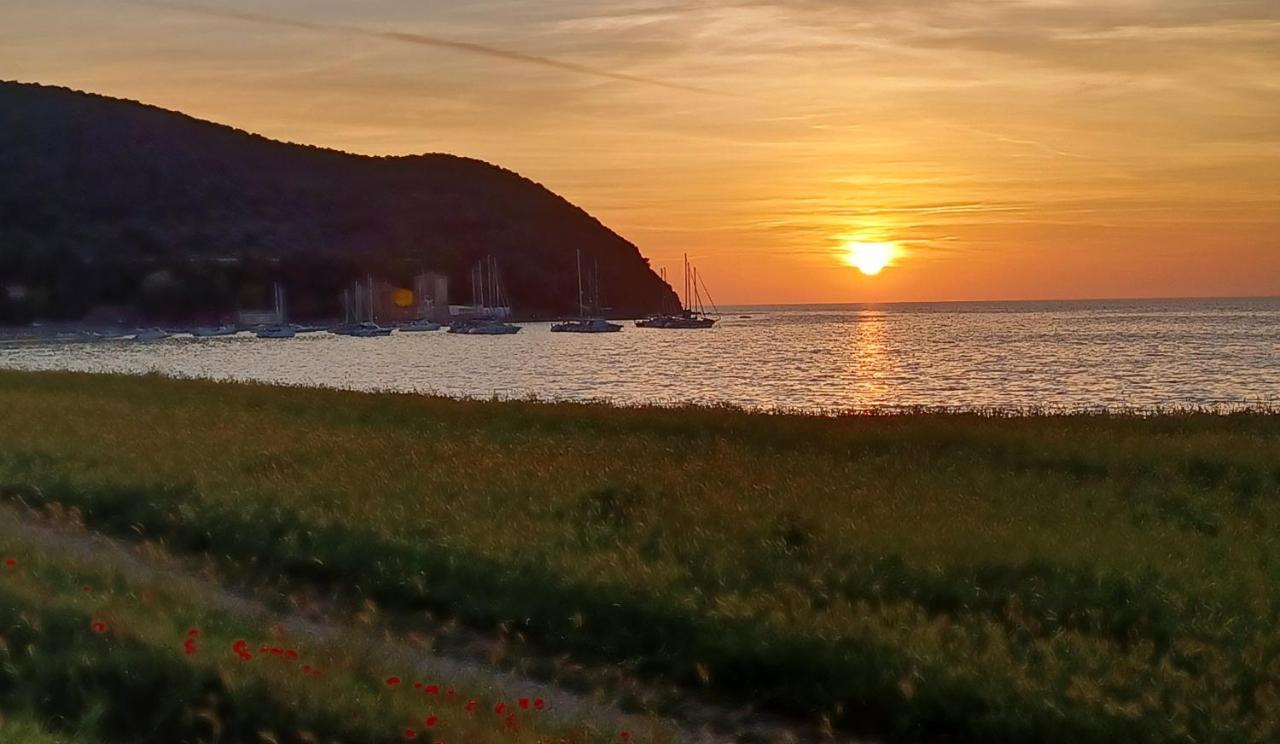 Apartamento A Casa Di Berna E Tere Venturina Terme Exterior foto