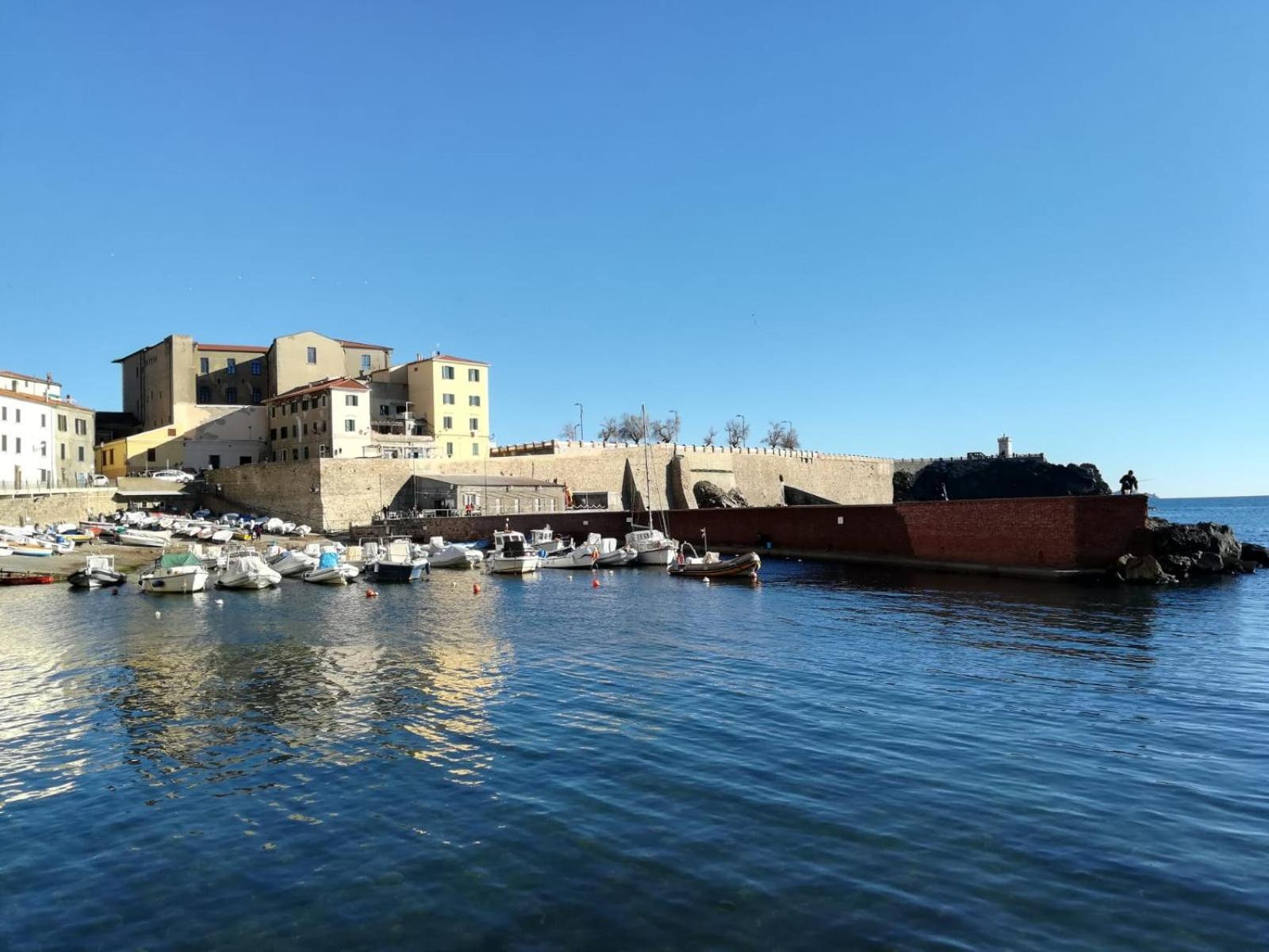 Apartamento A Casa Di Berna E Tere Venturina Terme Exterior foto